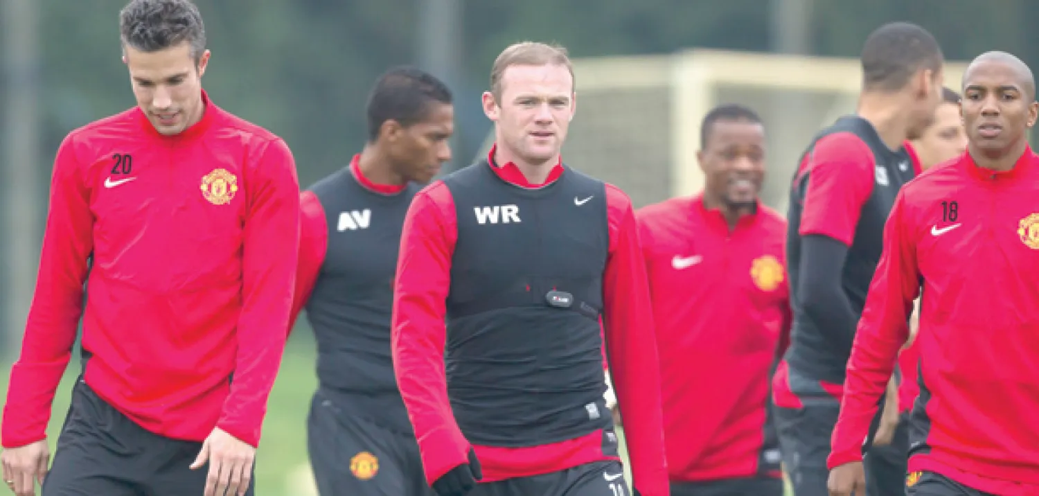 روني يتوسط آشلي يانغ وفان بيرسي في تدريبات يونايتد ليعلن جاهزيته للعب اليوم  