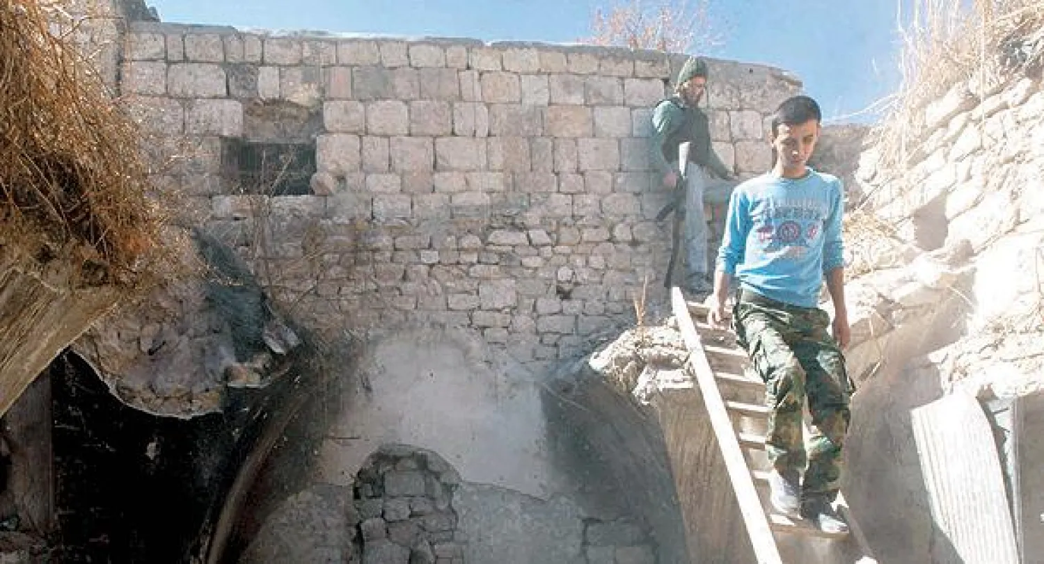 مقاتلان من الجيش السوري الحر في حلب أمس (رويترز)