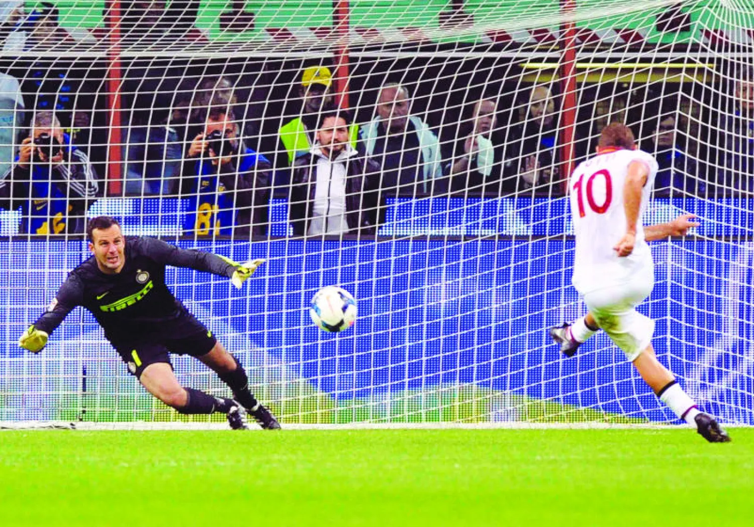 روما يدك مرمى الإنتر بثلاثية ويحافظ على صدارة «الكالتشيو»