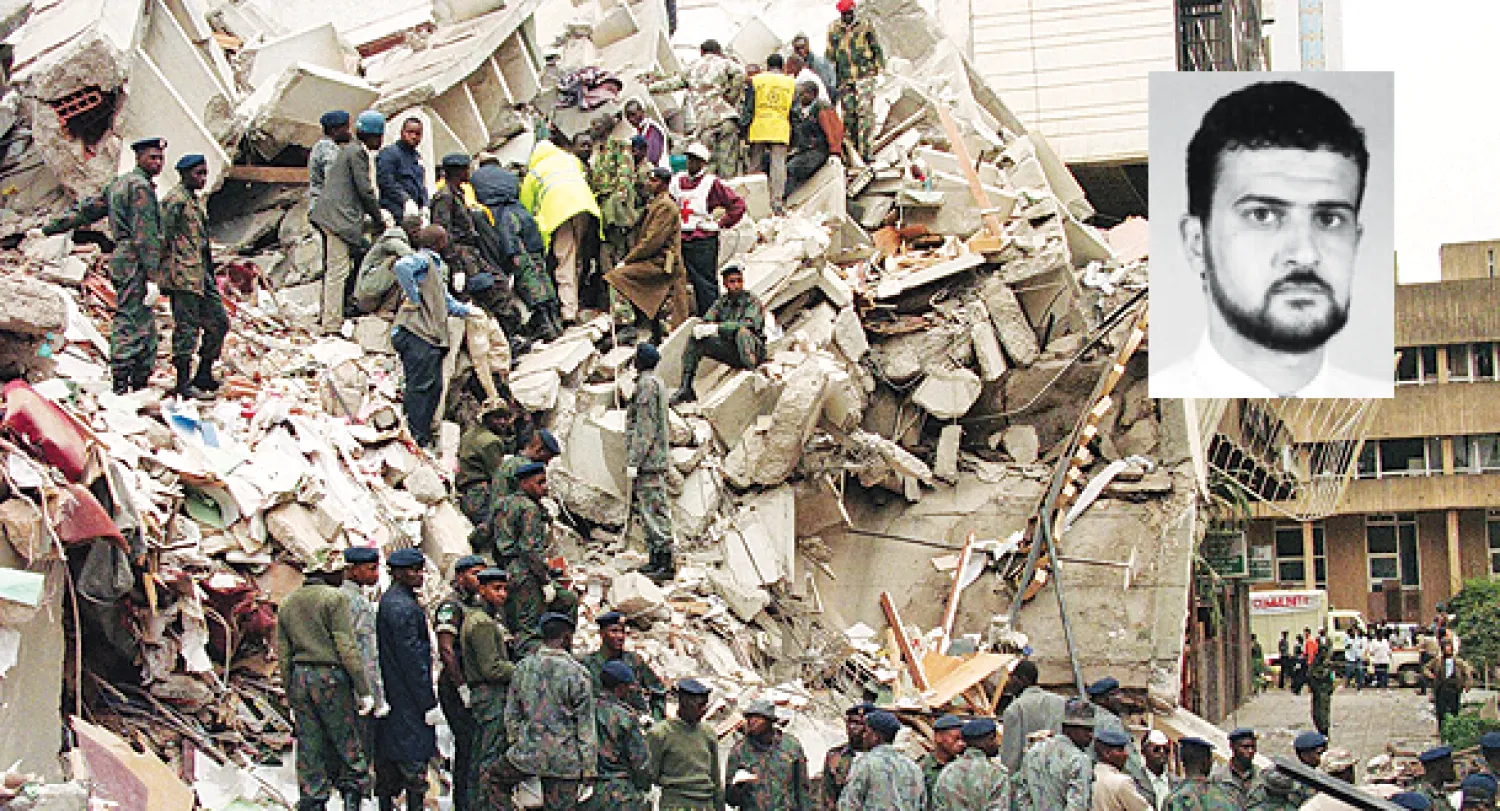 حطام السفارة الأميركية في نيروبي المتهم فيها أبو أنس الليبي قيادي «القاعدة» عام 1998 (رويترز) وفي الإطار  أبو أنس الليبي (أ.ب) 
