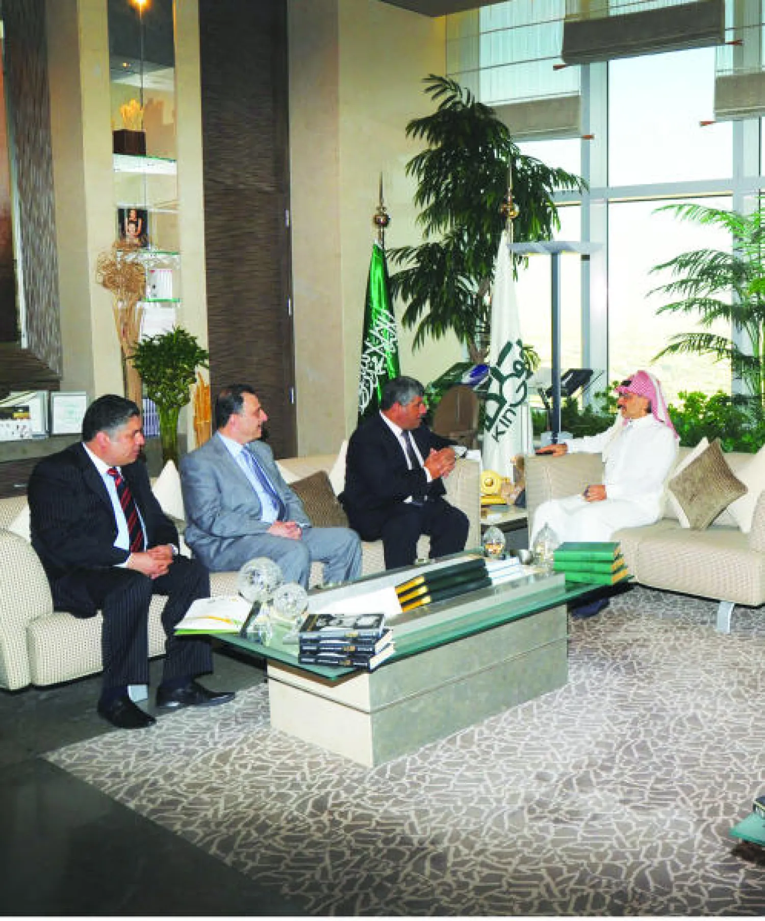 الأمير الوليد يستقبل وزير الزراعة الفلسطيني