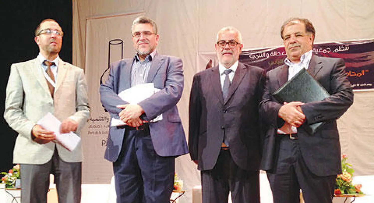 عبد الإله ابن كيران رئيس الحكومة المغربية، وبجانبه مصطفى الرميد وزير العدل والحريات، لدى حضوره الجلسة الافتتاحية للمؤتمر الثاني لمحامي حزب العدالة والتنمية في الدار البيضاء أمس. وبدا إلى يساره محمد بودرة، نقيب المحامين في العاصمة الاقتصادية للبلاد، ونور اليد بوبكر رئيس جمعية محامي العدالة والتنمية («الشرق الأوسط»)