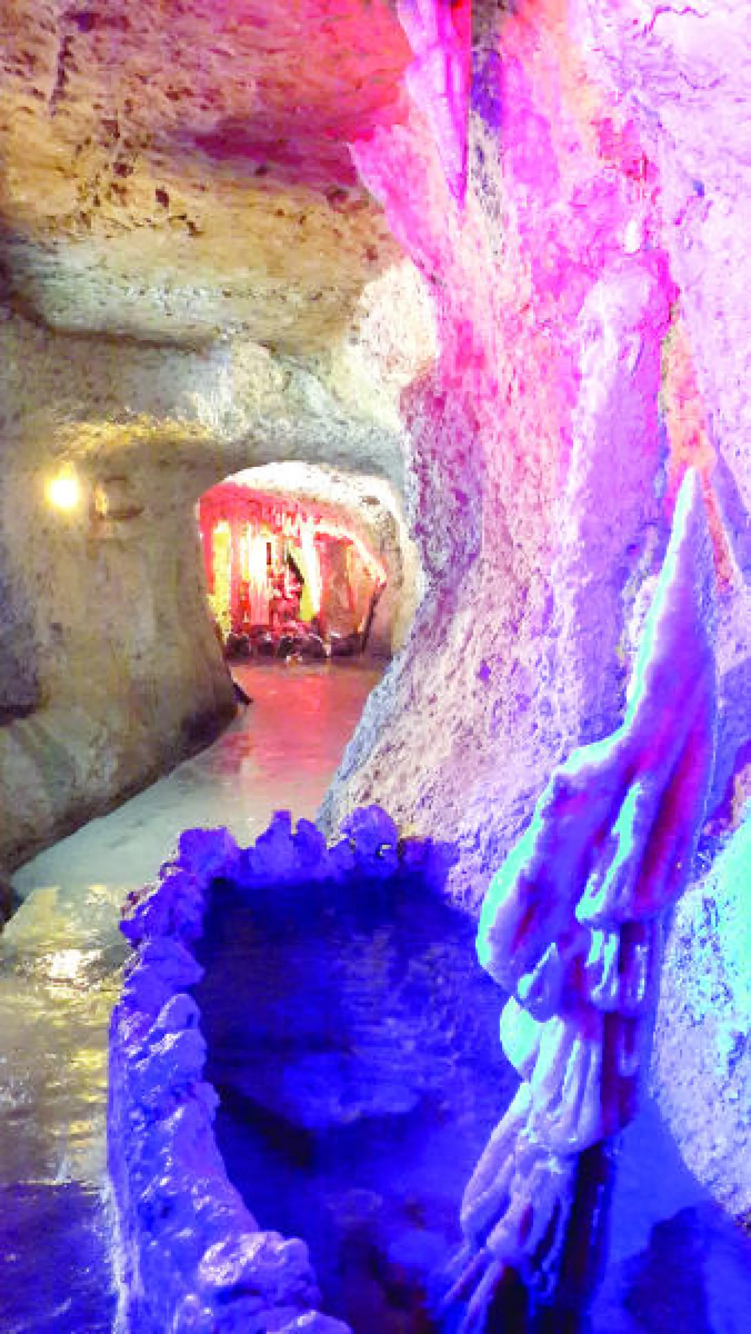 مغارة كفرحيم.. شموعها المتدلية تشع ببريق الماس