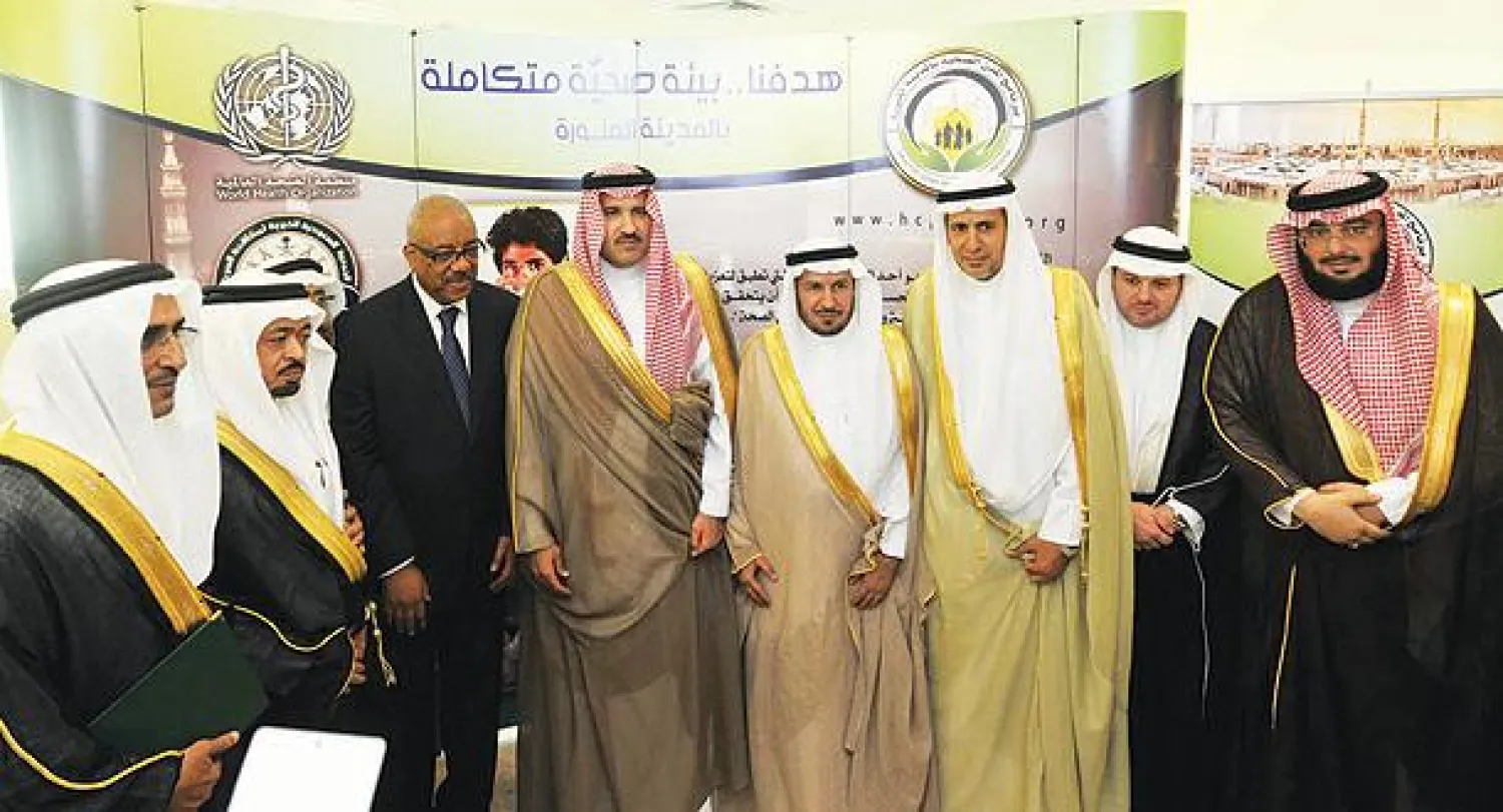 الأمير فيصل بن سلمان ود. عبد الله الربيعة لدى تدشين مجمع الأمل والصحة النفسية في المدينة المنورة (واس)