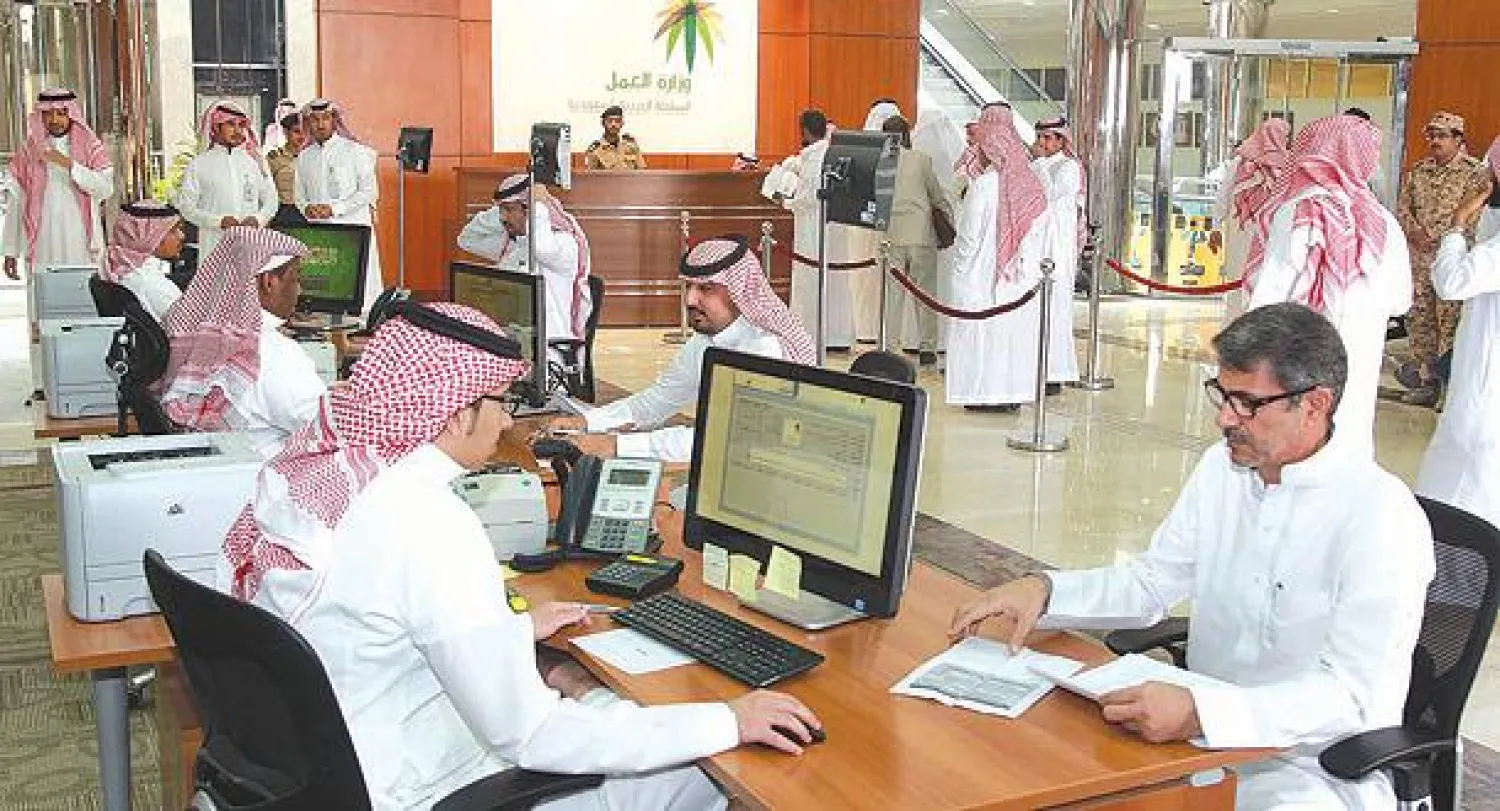 جانب من مراجعات مواطنين لمقر وزارة العمل في الرياض (تصوير: خالد الخميس)