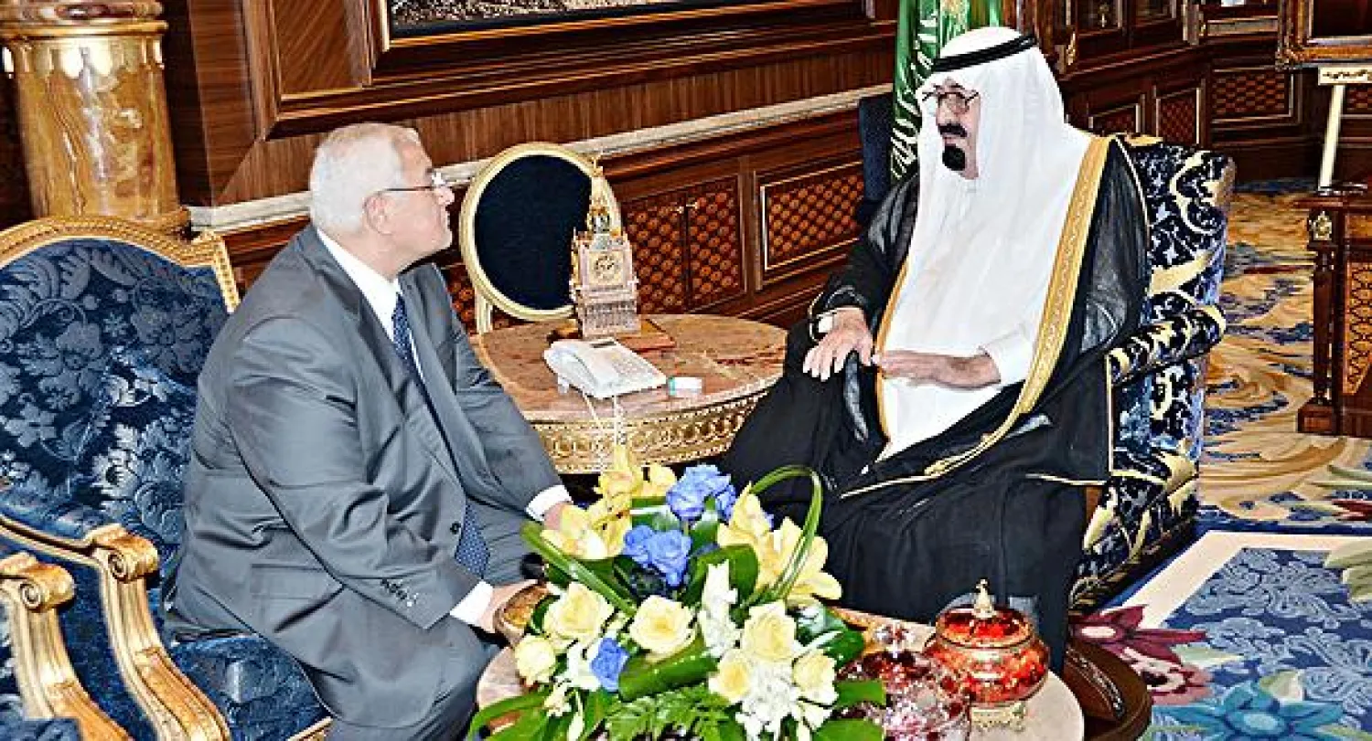 خادم الحرمين الشريفين لدى استقباله الرئيس عدلي منصور في جدة أمس (واس)