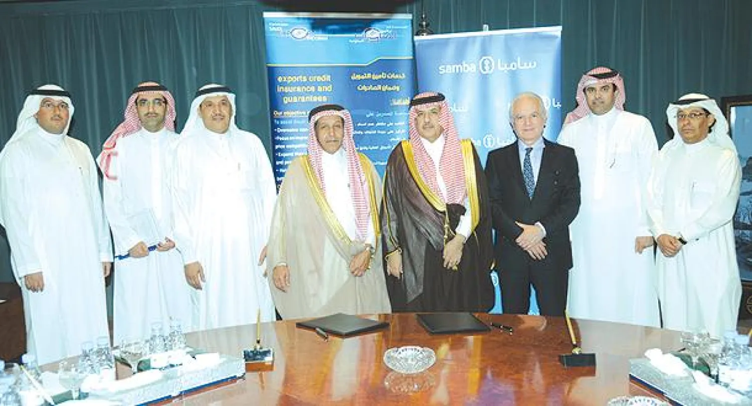 البسام والعيسى وعدد من ممثلي «سامبا» و«صندوق التنمية»  بعد توقيع الاتفاقية («الشرق الأوسط»)