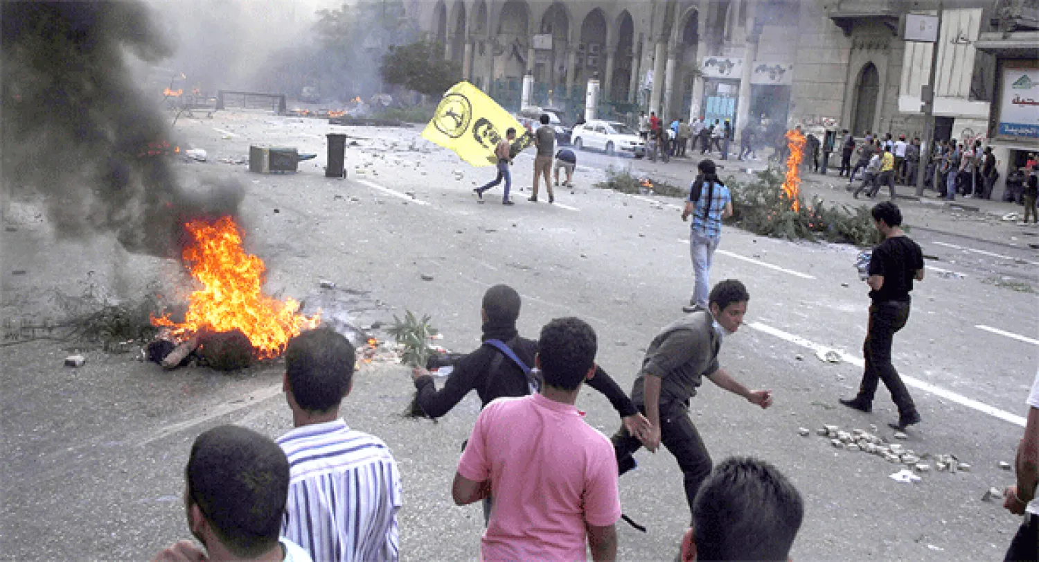 جانب من اشتباكات شهدها الشارع المصري ارتفعت وتيرتها في اليومين الماضيين (أ.ف.ب)