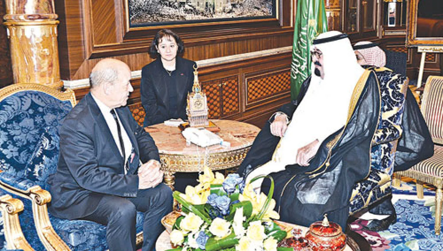 خادم الحرمين الشريفين لدى استقباله وزير الدفاع الفرنسي في جدة أمس (واس)