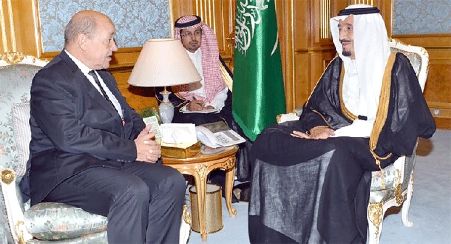 الأمير سلمان بن عبد العزيز لدى استقباله وزير الدفاع الفرنسي في جدة اليوم (واس)