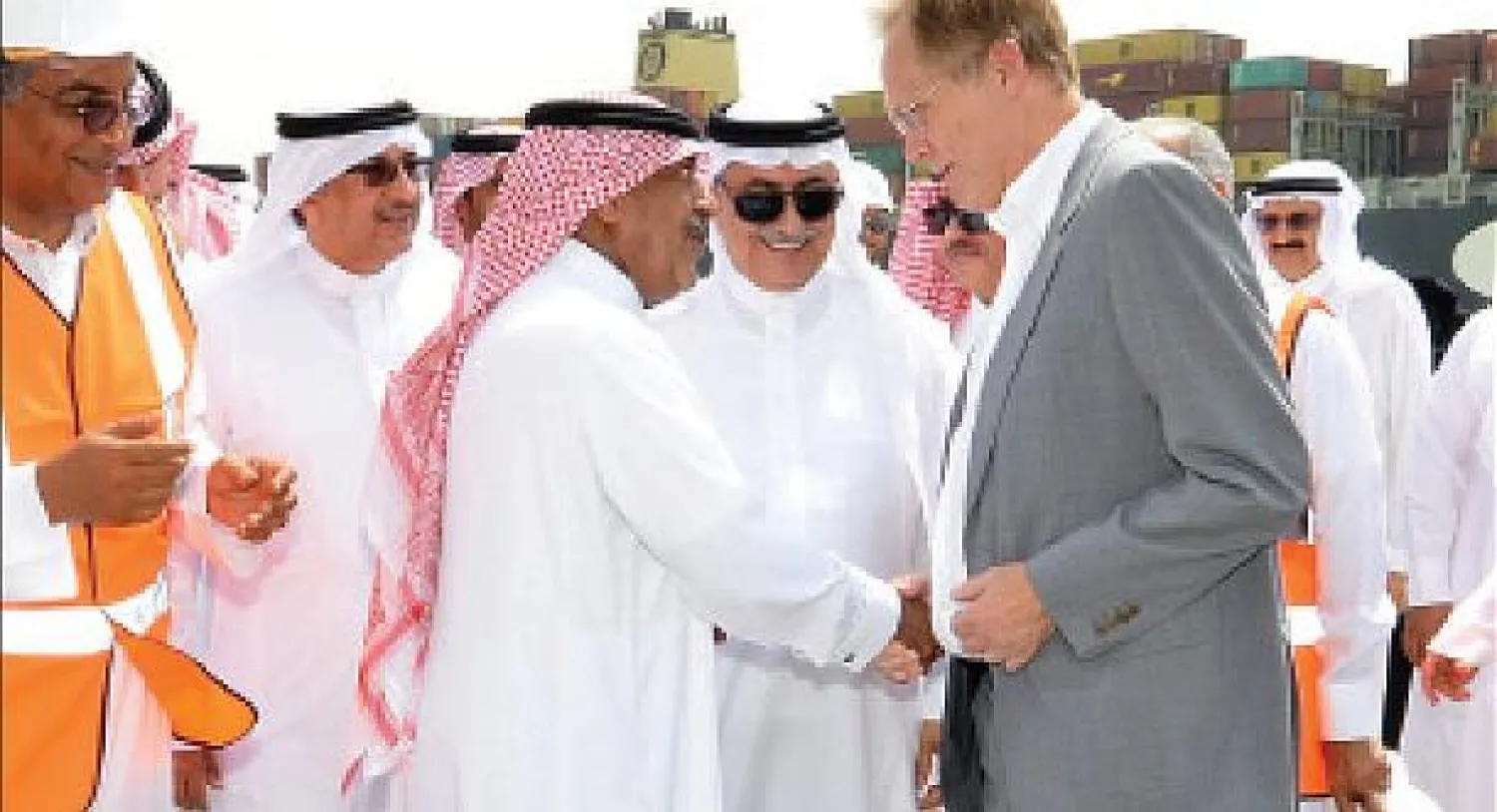 الأمير مقرن بن عبد العزيز لدى زيارته مدينة الملك عبد الله الاقتصادية في رابغ أمس (واس)