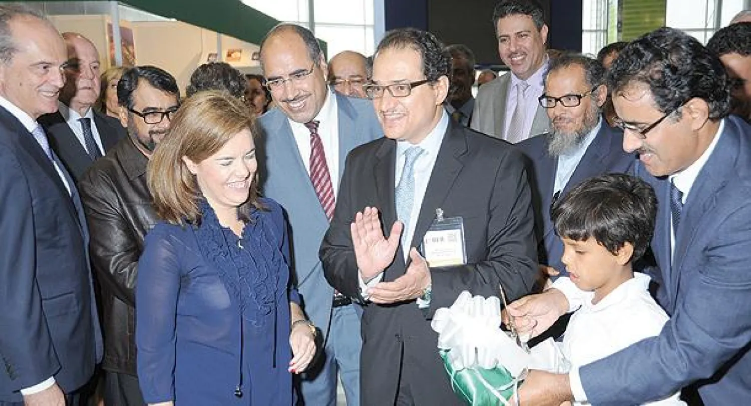 الأمير منصور بن خالد بن عبد الله الفرحان آل سعود مع صوريا ساينث دي سانتاماريا نائبة رئيس الحكومة الإسبانية