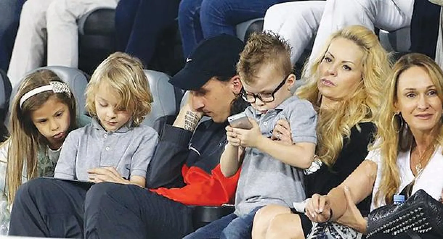 مع زوجته وولديه في مباراة يتفرج عليها ولا يلعب فيها