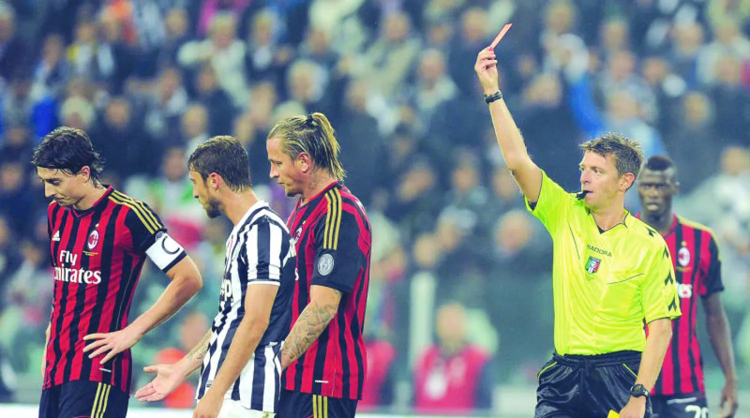 الهتافات العنصرية تحرم الميلان من جماهيره أمام أودينيزي