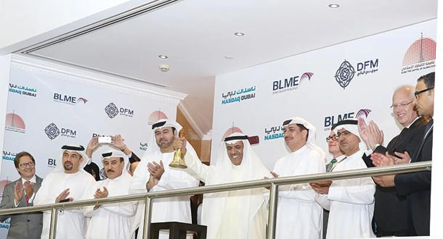 المزيني رئيس بنك لندن والشرق الأوسط يقرع الجرس في سوق دبي احتفالا بالإدراج، بحضور  محمد القرقاوي وكاظم والفهيم («الشرق الأوسط»)