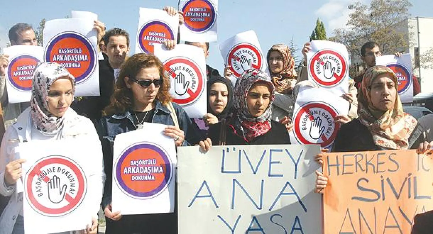 صورة التقطت في 23 أكتوبر (تشرين الأول) 2008 لتركيات يتظاهرن في أنقرة ضد حظر الحجاب (أ.ف.ب)