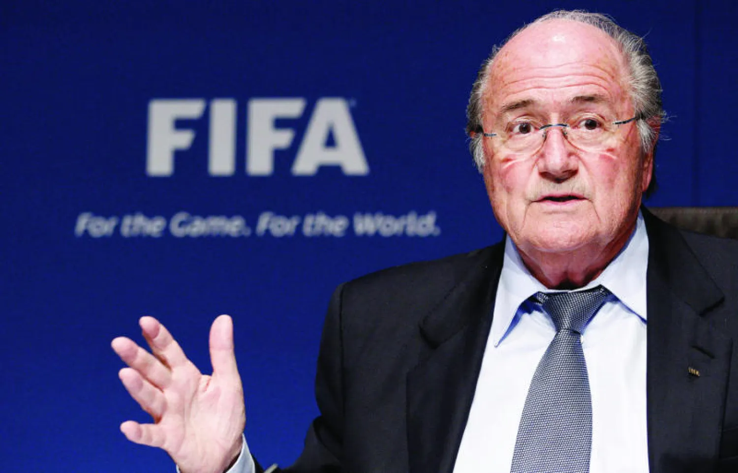 بلاتر ينفي قيامه بعقد صفقة مع بلاتيني لخلافته في رئاسة الـ«فيفا»