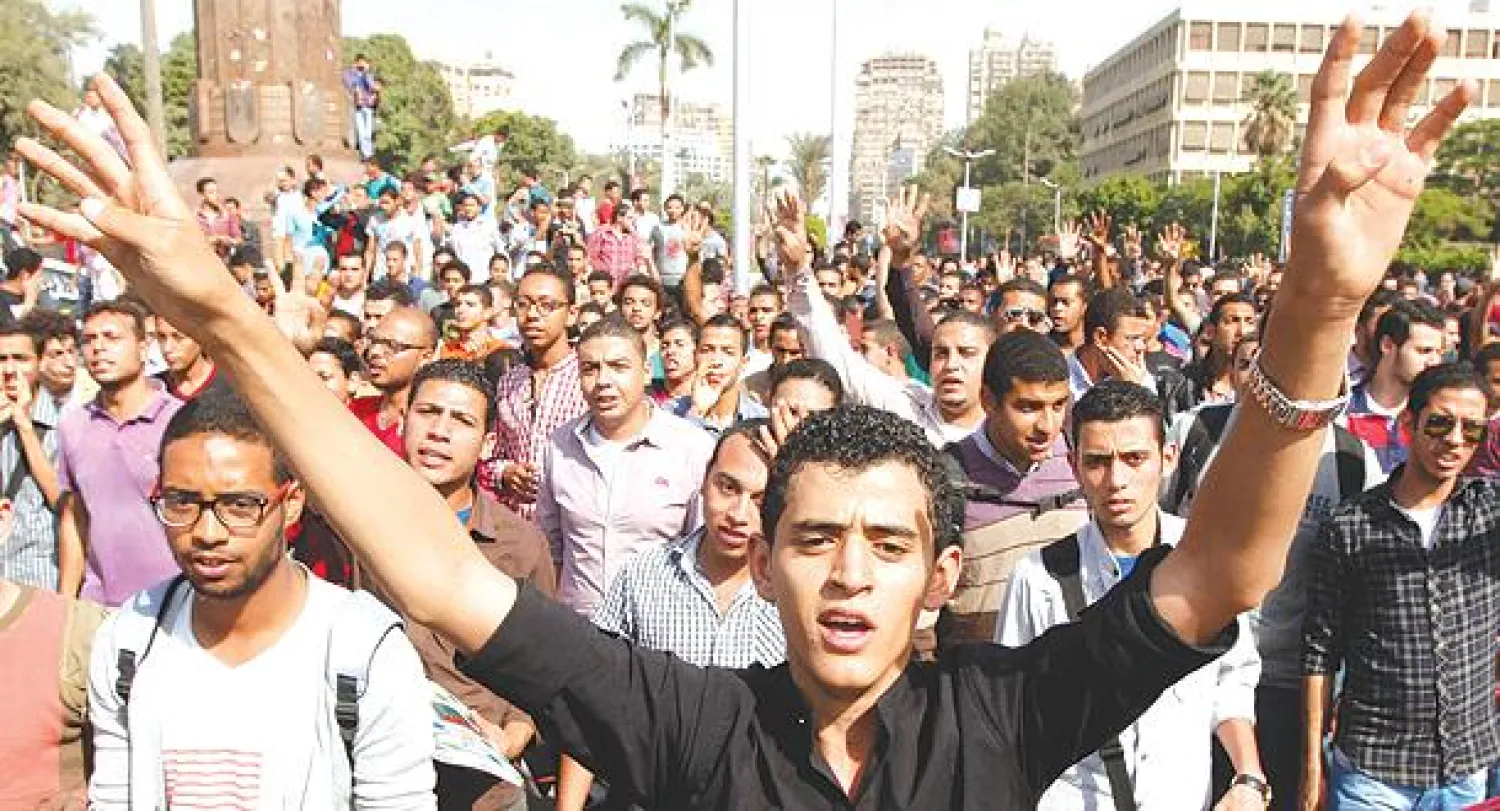 مظاهرات طلاب جامعة القاهرة أمس (رويترز)