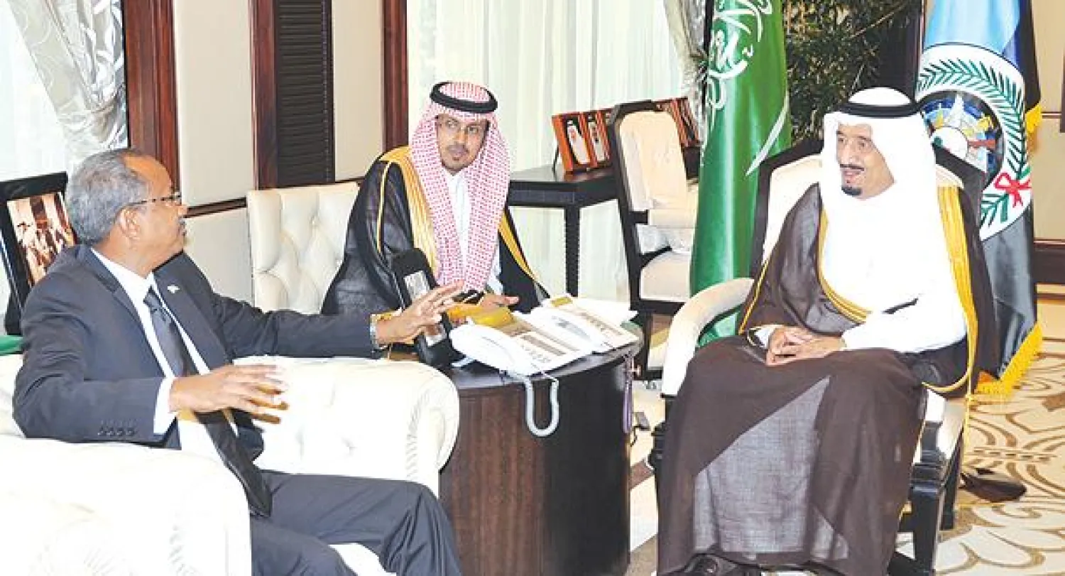 الأمير سلمان بن عبد العزيز لدى استقباله وزير الدفاع الجيبوتي أمس (واس)