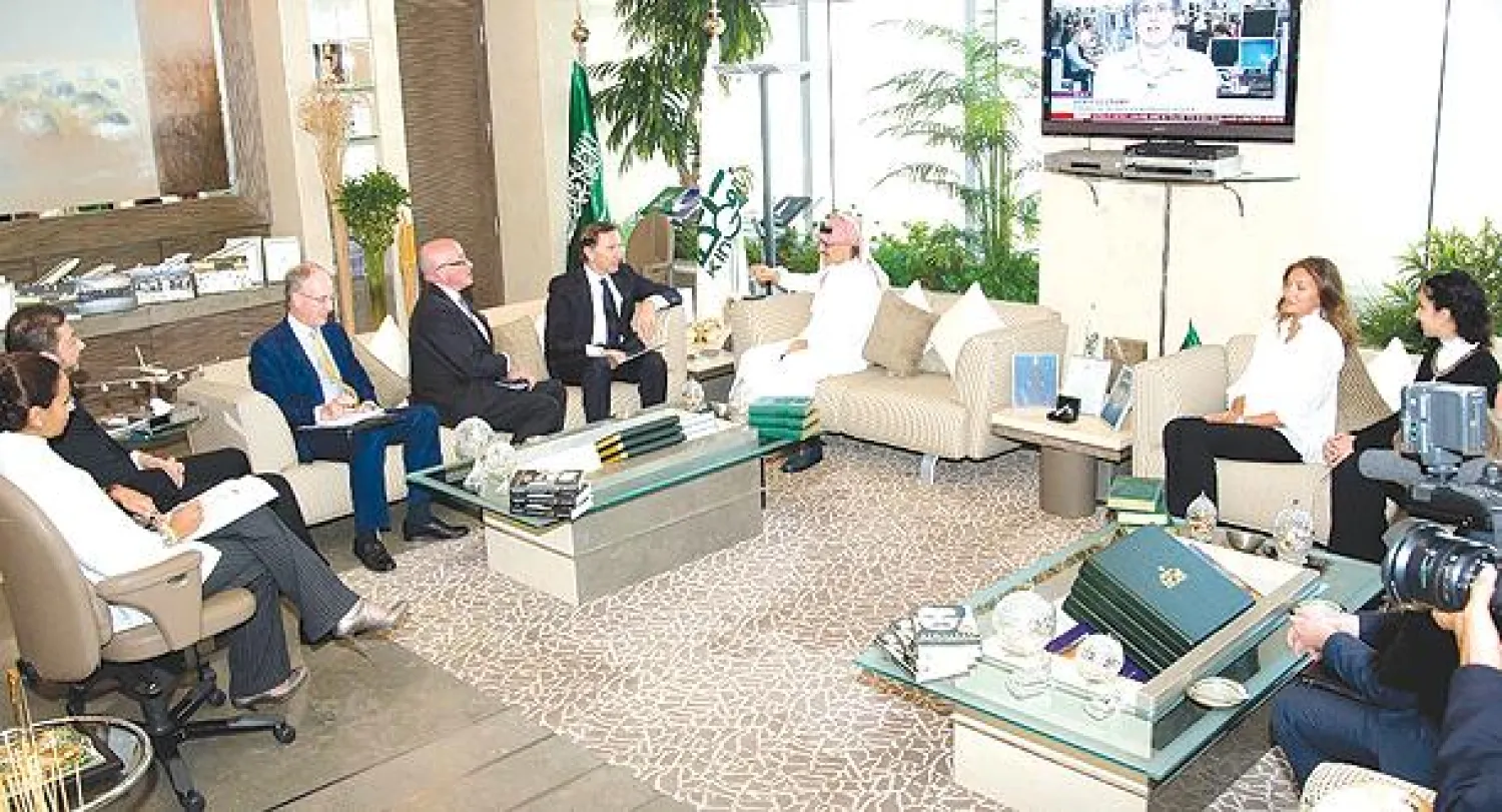 الأمير الوليد يستقبل وزير التجارة والاستثمار البريطاني
