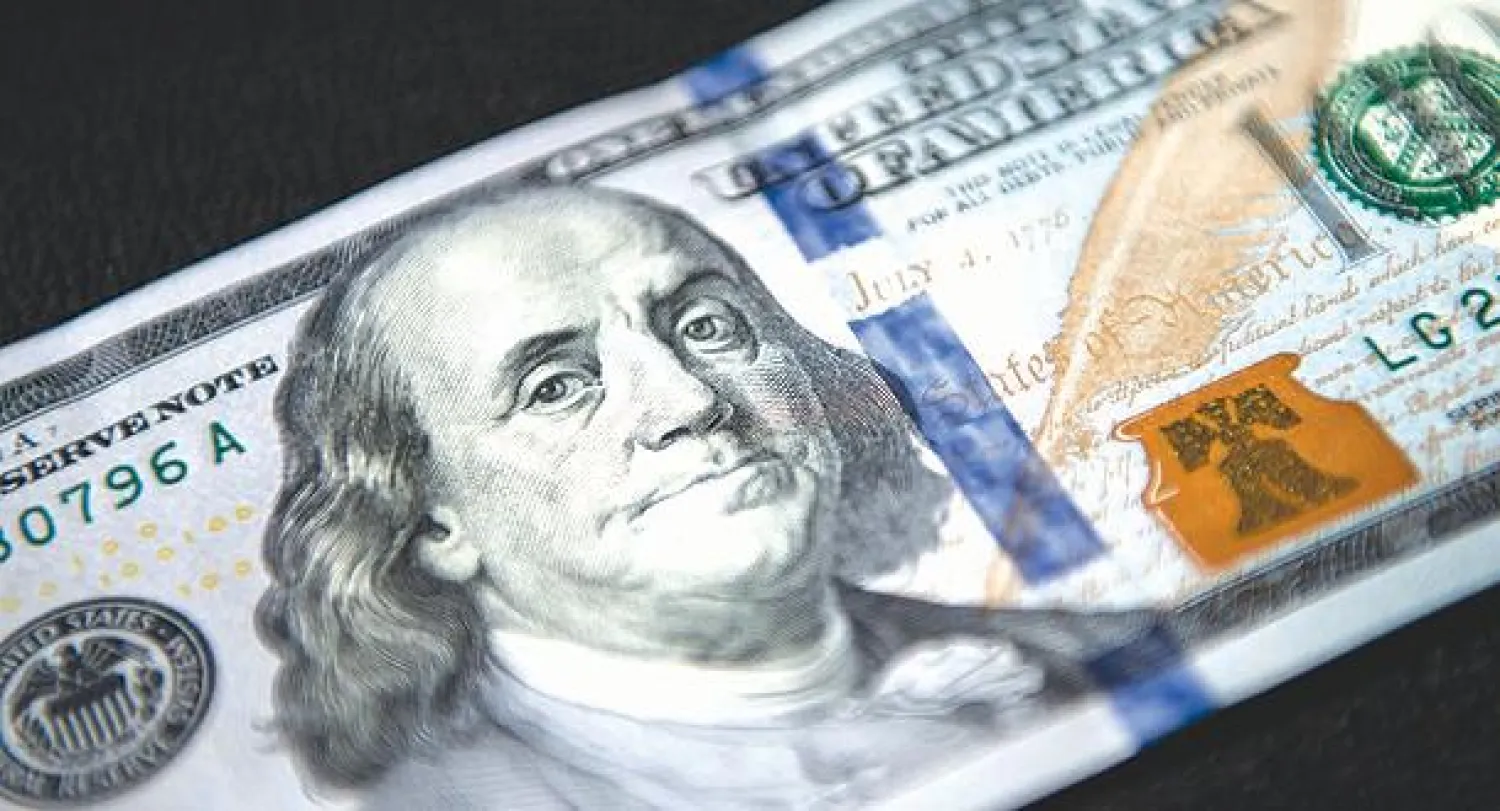 البنكنوت الجديدة فئة 100 دولار دخلت الأسواق بعد تأخر لأكثر من عامين (أ.ف.ب)