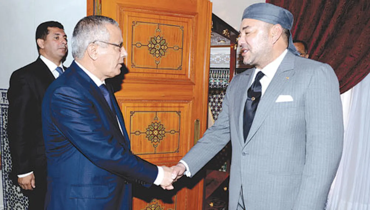 العاهل المغربي الملك محمد السادس لدى استقباله رئيس الحكومة الليبية علي زيدان في مدينة أرفود (جنوب) أمس (ماب)