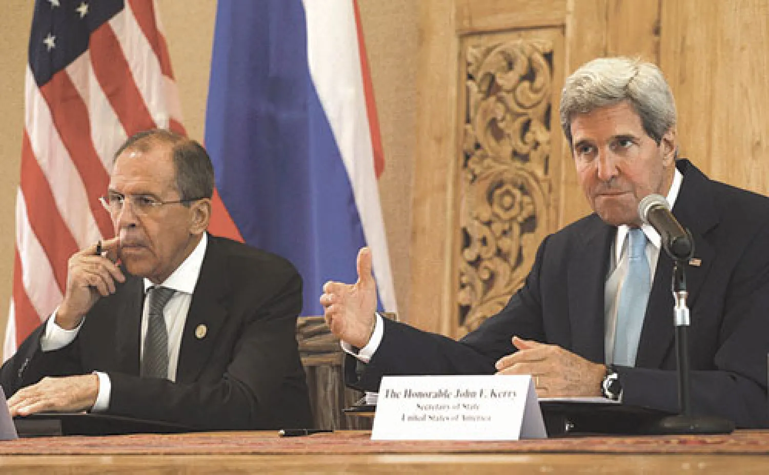 وزيرا الخارجية الأميركي جون كيري والروسي سيرغي لافروف خلال مؤتمر صحافي في بالي بإندونيسيا أمس (أ.ب)