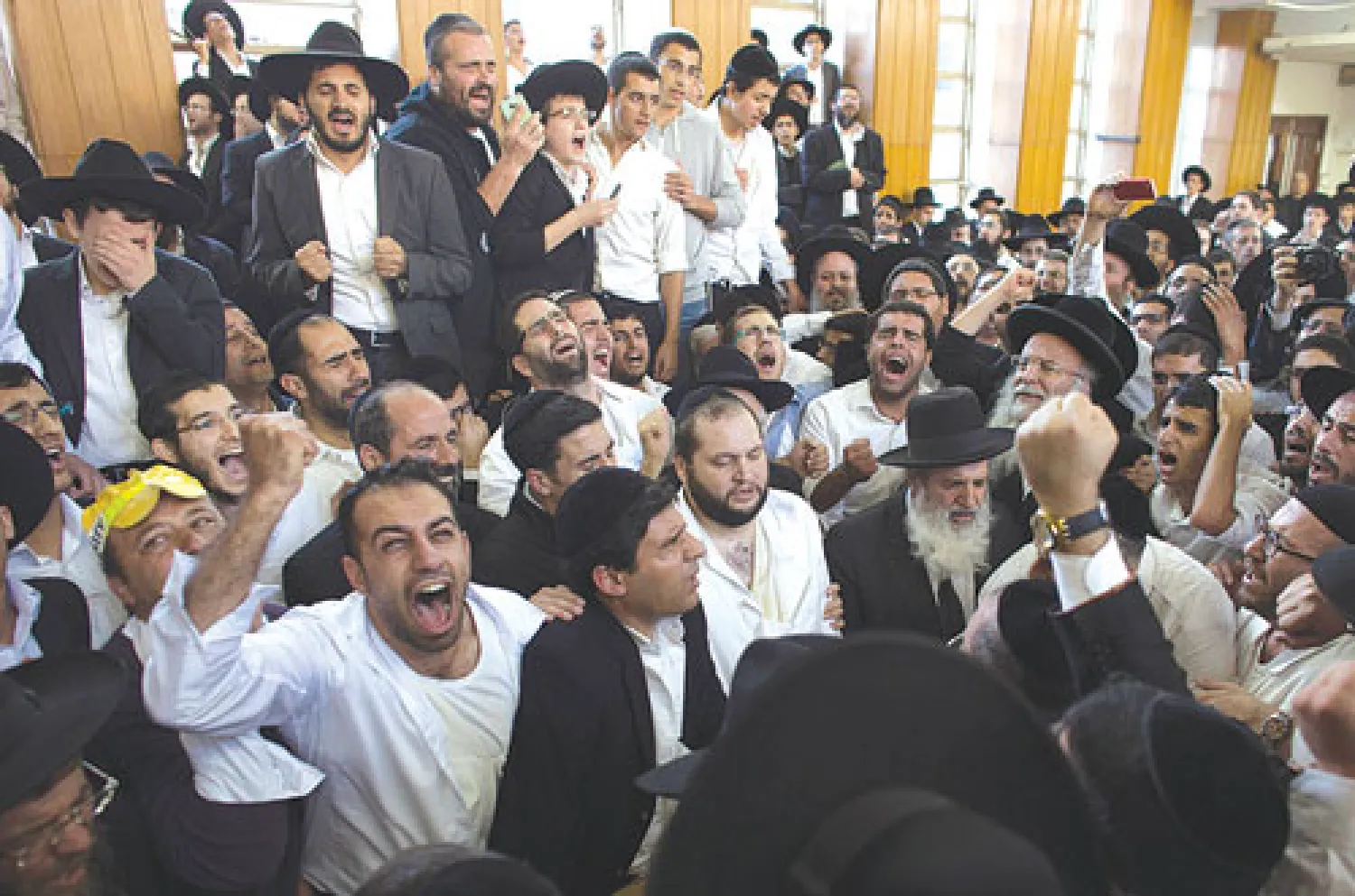 يهود متشددون يبكون ويتلون صلوات على جنازة الحاخام عوفاد يوسف في القدس أمس (رويترز)