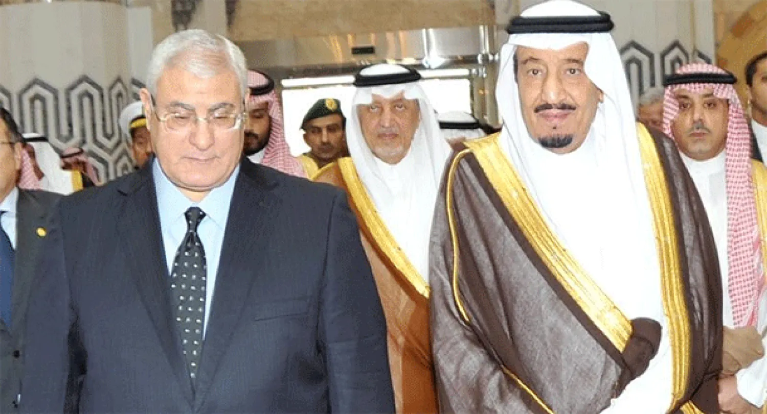 الأمير سلمان بن عبد العزيز لدى توديعه الرئيس المصري في مطار الملك عبد العزيز في جدة اليوم (واس)