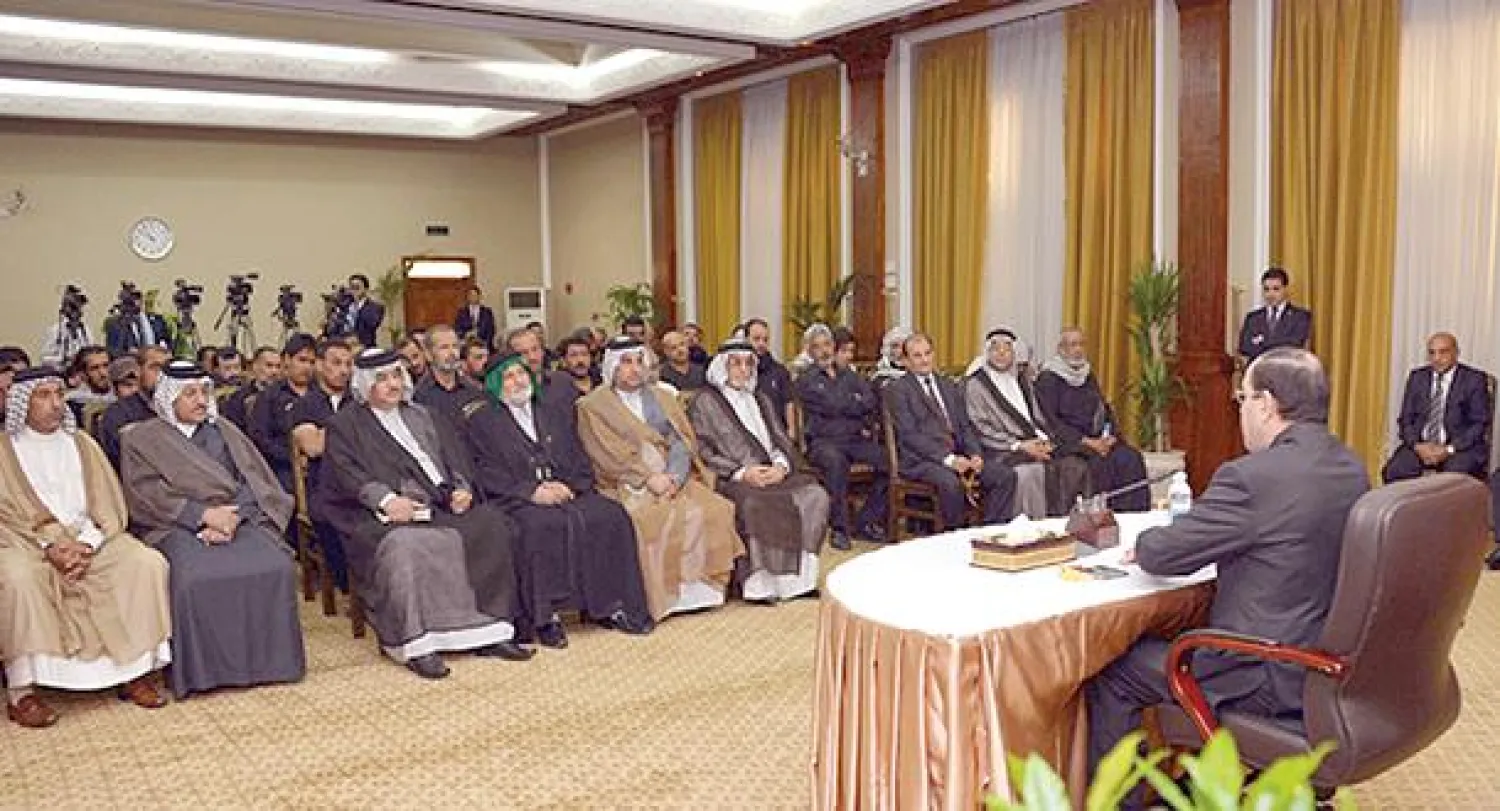 صورة من موقع رئاسة الوزراء العراقية لرئيس الوزراء نوري المالكي  وهو يتحدث لذوي ضحايا التفجيرات الأخيرة في مدينة الصدر ببغداد