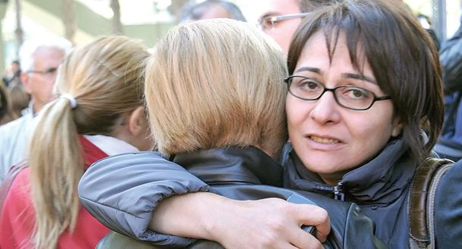 أفراد عائلات الضباط المتهمين بالتآمر يتجمعون أمام محكمة الاستئناف في أنقرة أمس (أ.ب)