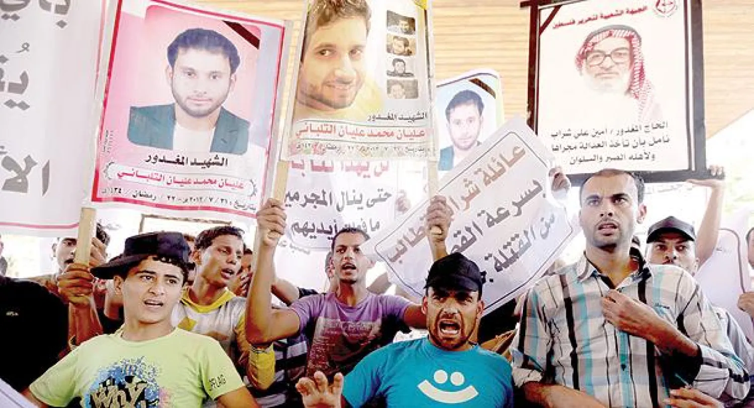 فلسطينيون يتظاهرون في غزة.. أمس احتجاجا على ارتفاع وتيرة أحكام الإعدام في القطاع والتي شملت أخيرا مدانين بجرائم جنائية (أ.ف.ب)