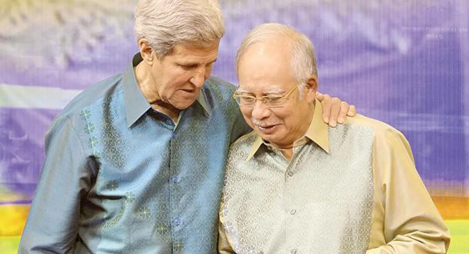 وزير الخارجية الأميركي جون كيري مع رئيس وزراء ماليزيا نجيب عبد الرزاق قبل عشاء عمل في قمة «آسيان» أمس (أ.ف.ب)