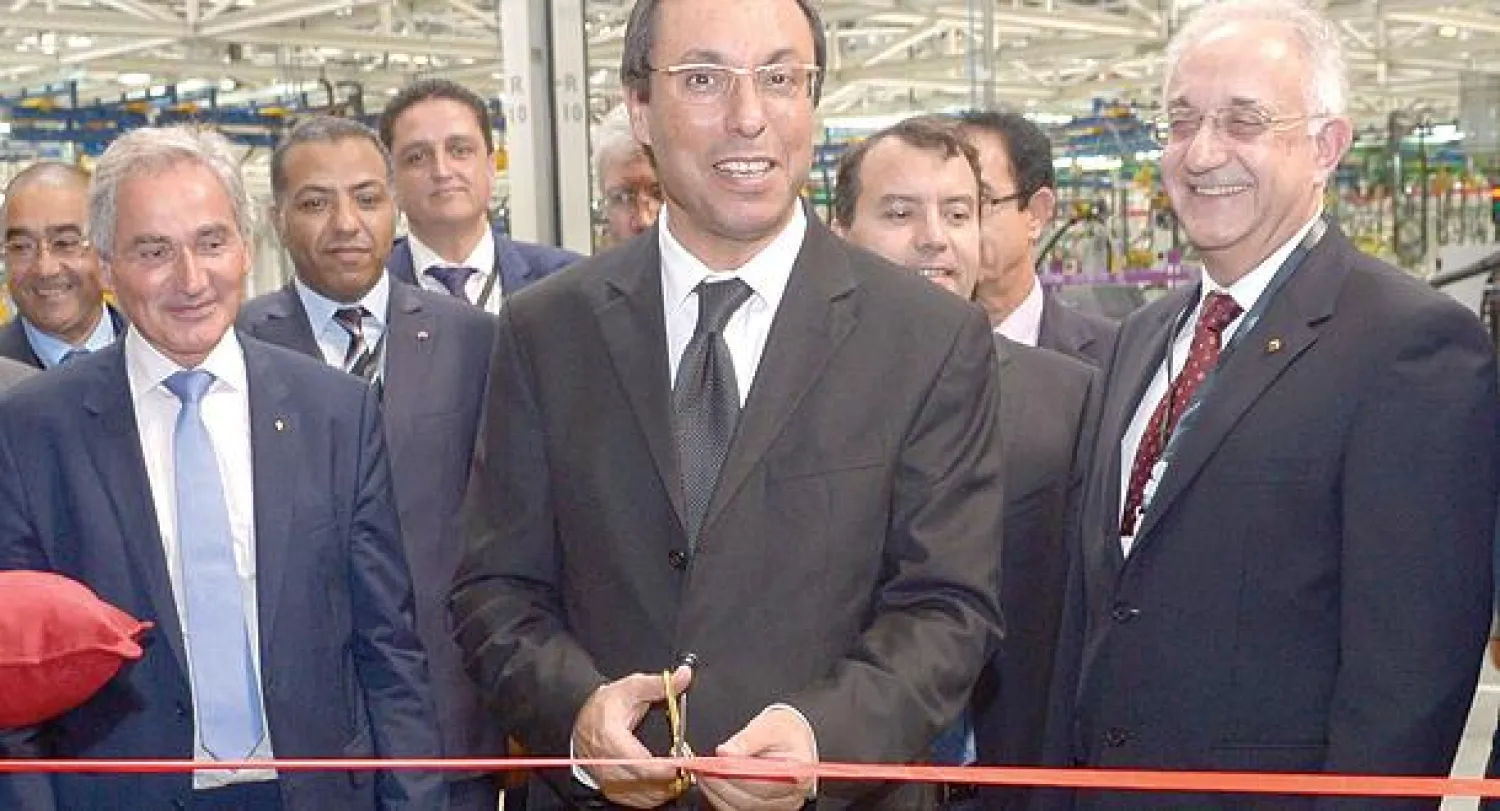 وزير الصناعة المغربي عبد القادر عمارة يقص الشريط ايذانا بافتتاح المرحلة الثانية من مصنع رينو لانتاج السيارات  في طنجة (أ.ف.ب)