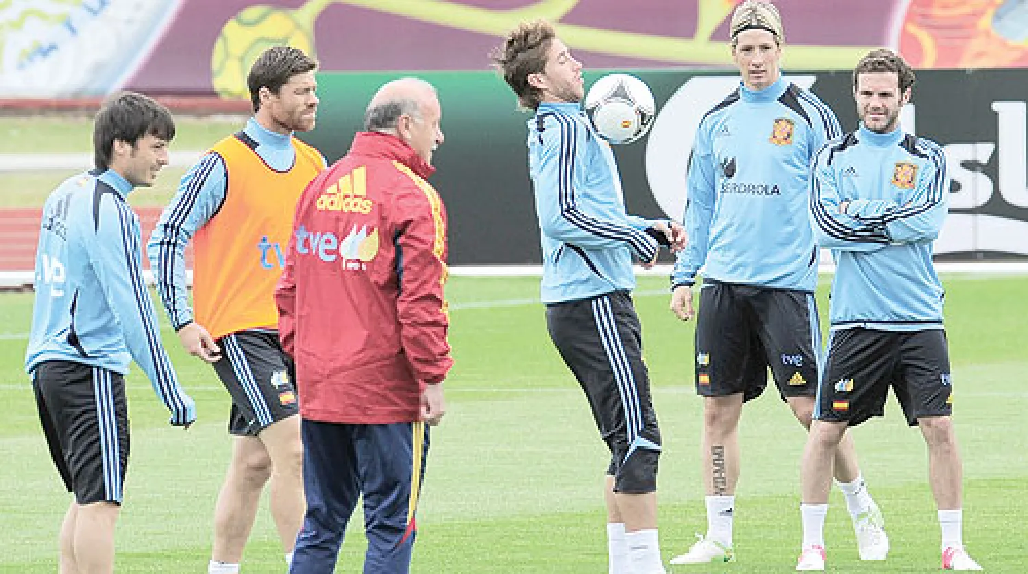 الاتحاد الإسباني يستعد لتقديم عرض إلى دل بوسكي لتجديد تعاقده (أ.ب)