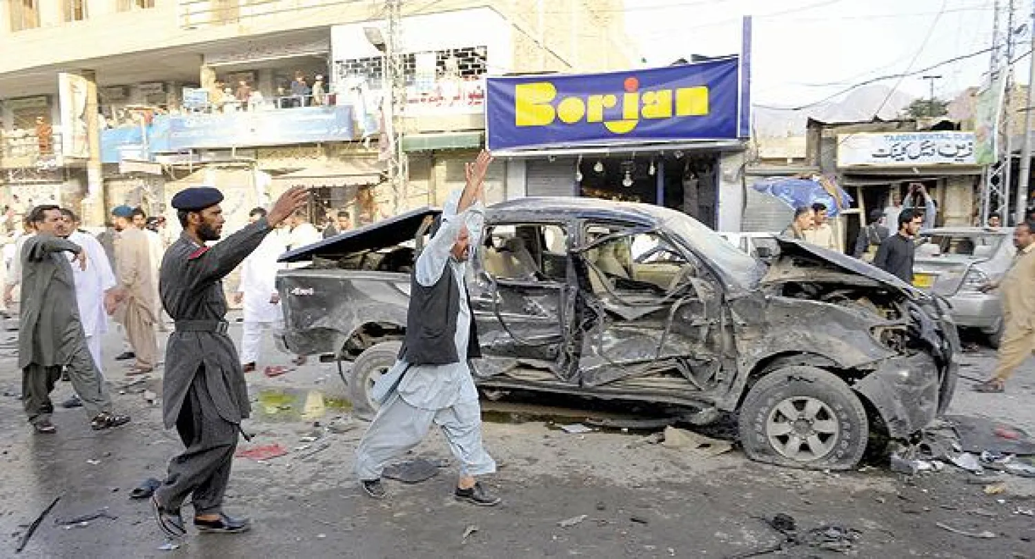 عناصر أمنية تحيط بموقع تفجير في كويتا في باكستان أمس (أ.ف.ب)