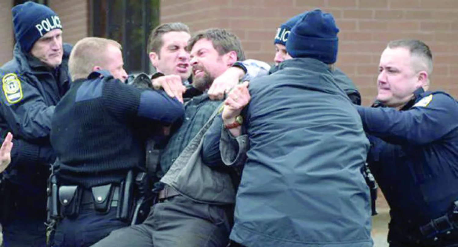 هيو جاكمن ثائرا في «سجناء»