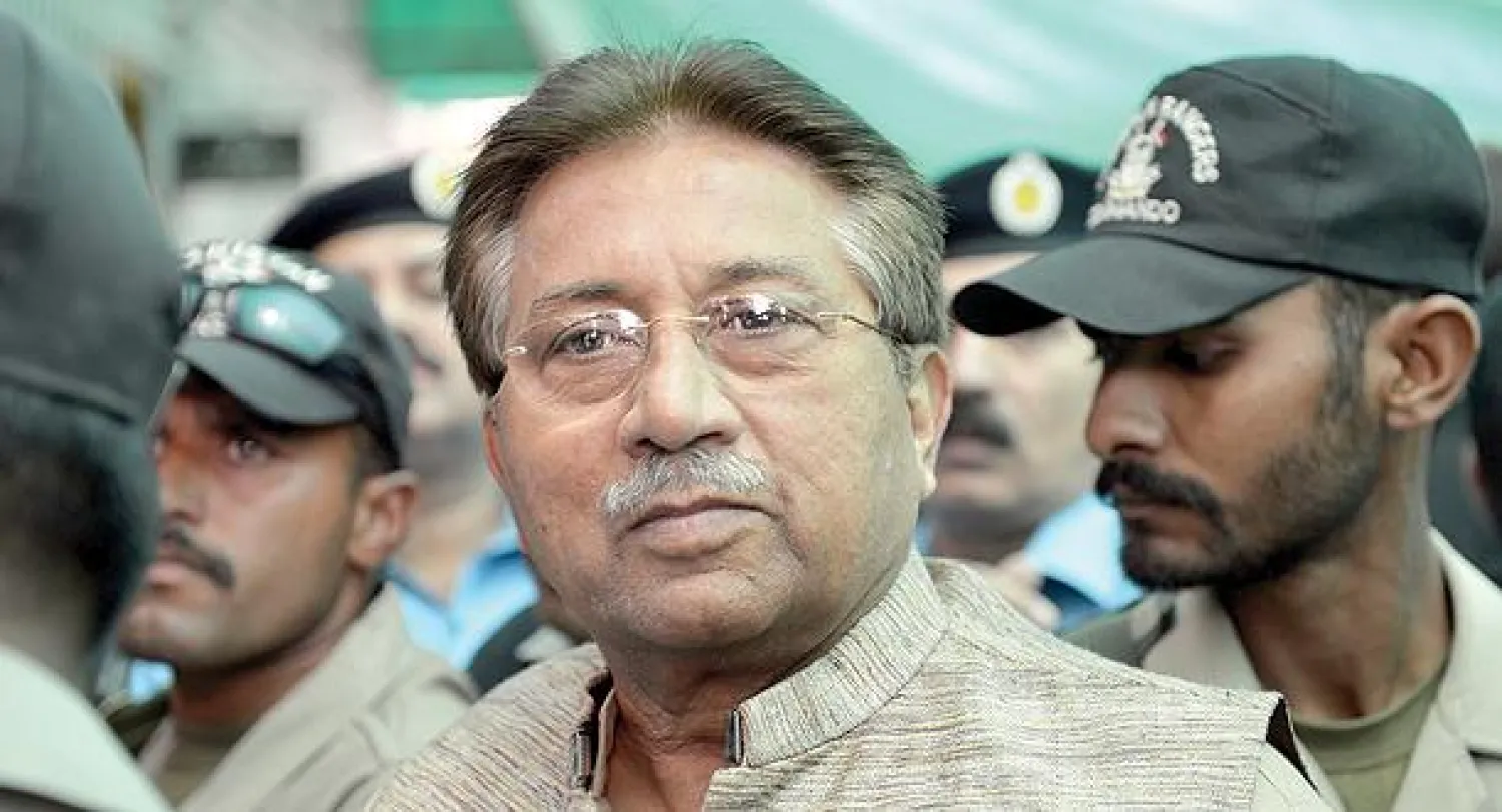 الرئيس الباكستاني السابق برويز مشرف عند وصوله إلى قاعة المحكمة في العاصمة إسلام آباد أمس (أ.ف.ب)