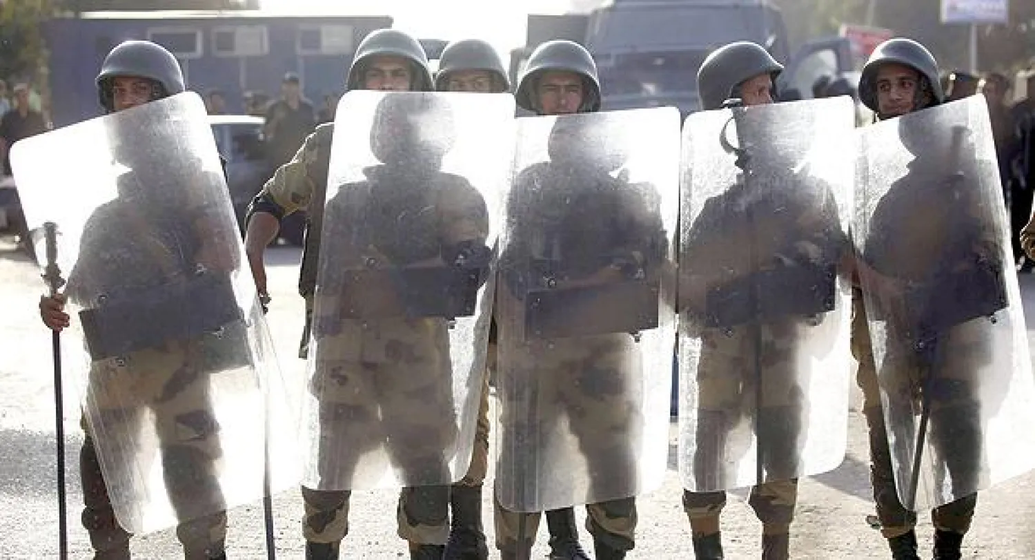 جنود من الأمن المركزي المصري يسدون مداخل ميدان رابعة العدوية لمنع عودة الإسلاميين إليه (رويترز)