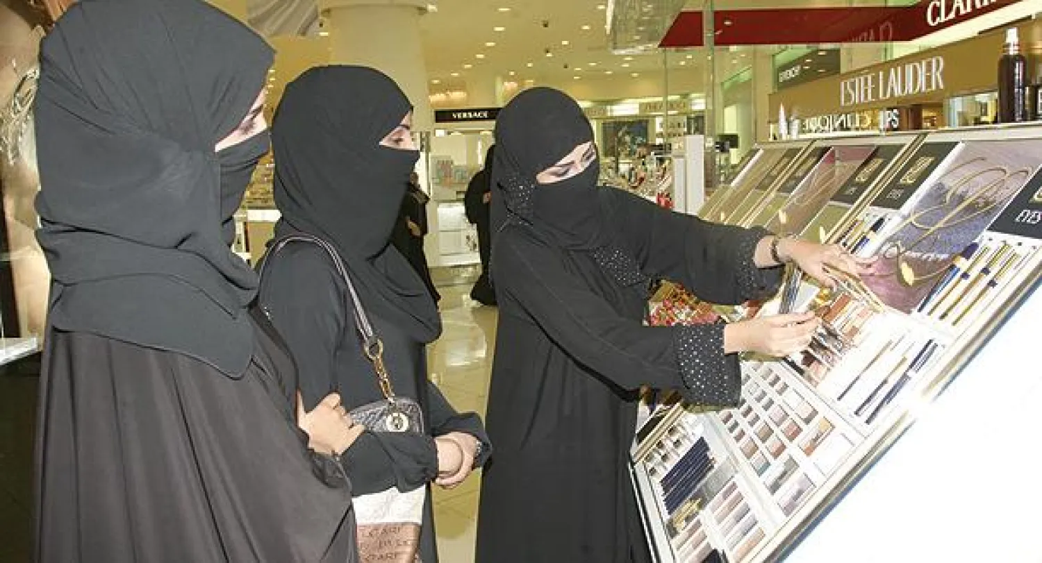 يقدر مختصون نسبة السعوديات اللائي يجرين الجراحات لغرض التجميل بـ60% (تصوير: عبد الله آل محسن)