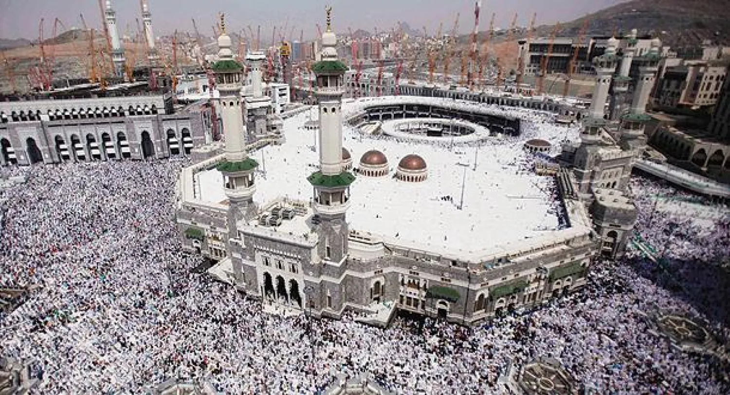 قرابة مليوني حاج ومصل أدوا صلاة أول جمعة في شهر ذي الحجة في المسجد الحرام بمكة المكرمة أمس (رويترز)