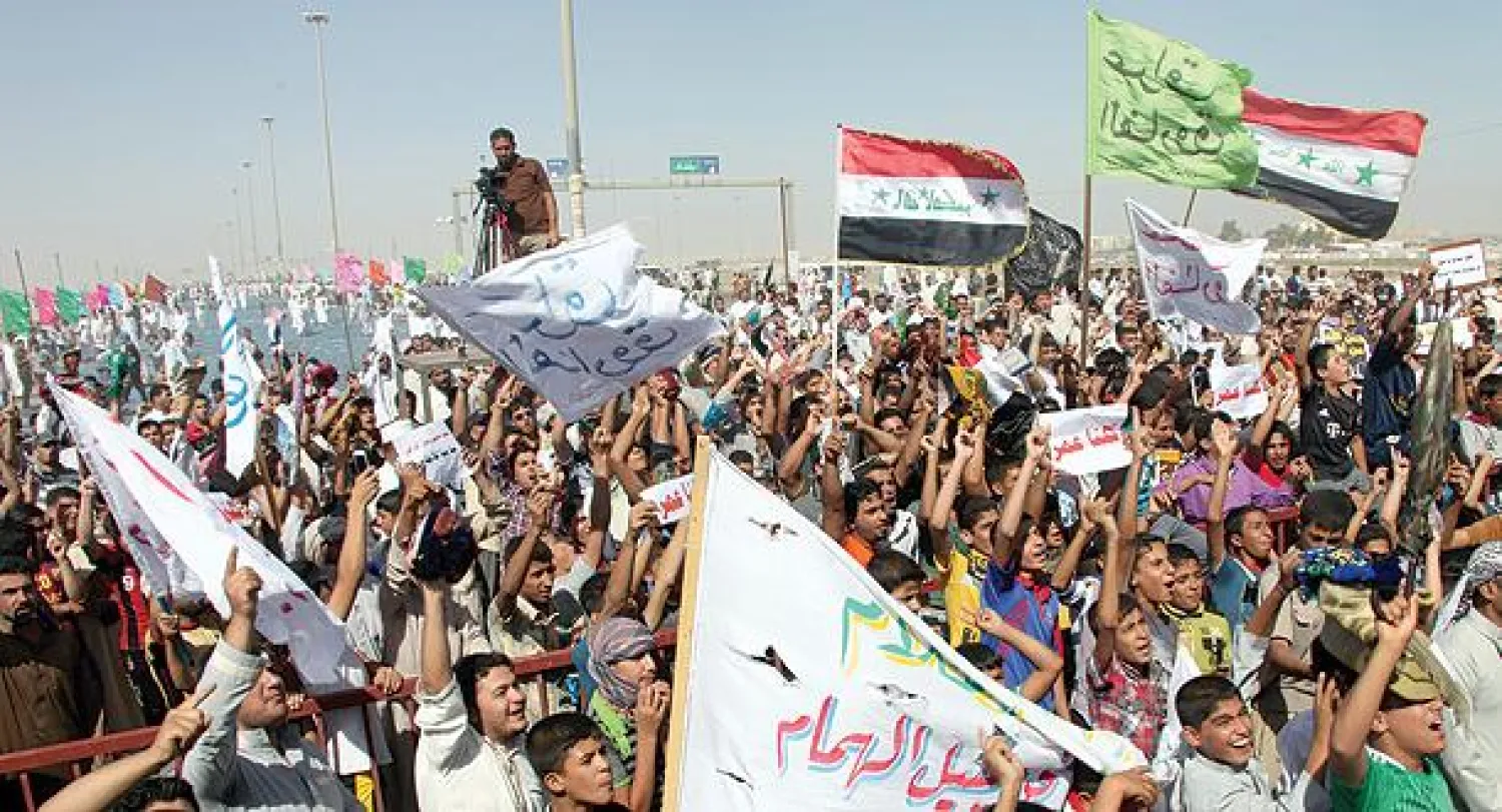 عراقيون يتظاهرون ضد الحكومة في الفلوجة أمس (إ.ب.أ)