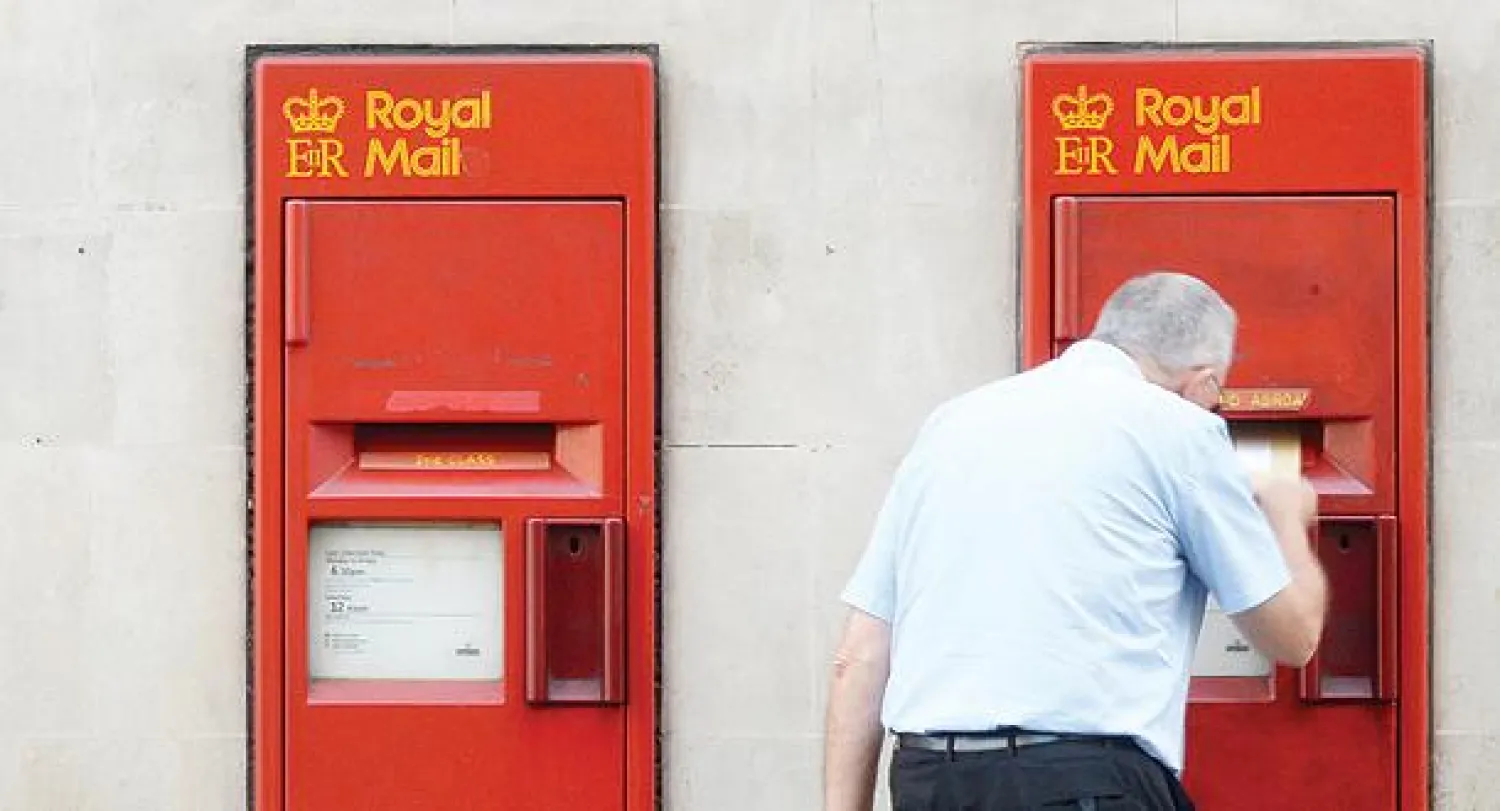 البريد الملكي البريطاني يفتتح تداولاته بأداء قوي ويزيد الجدل حول سعره