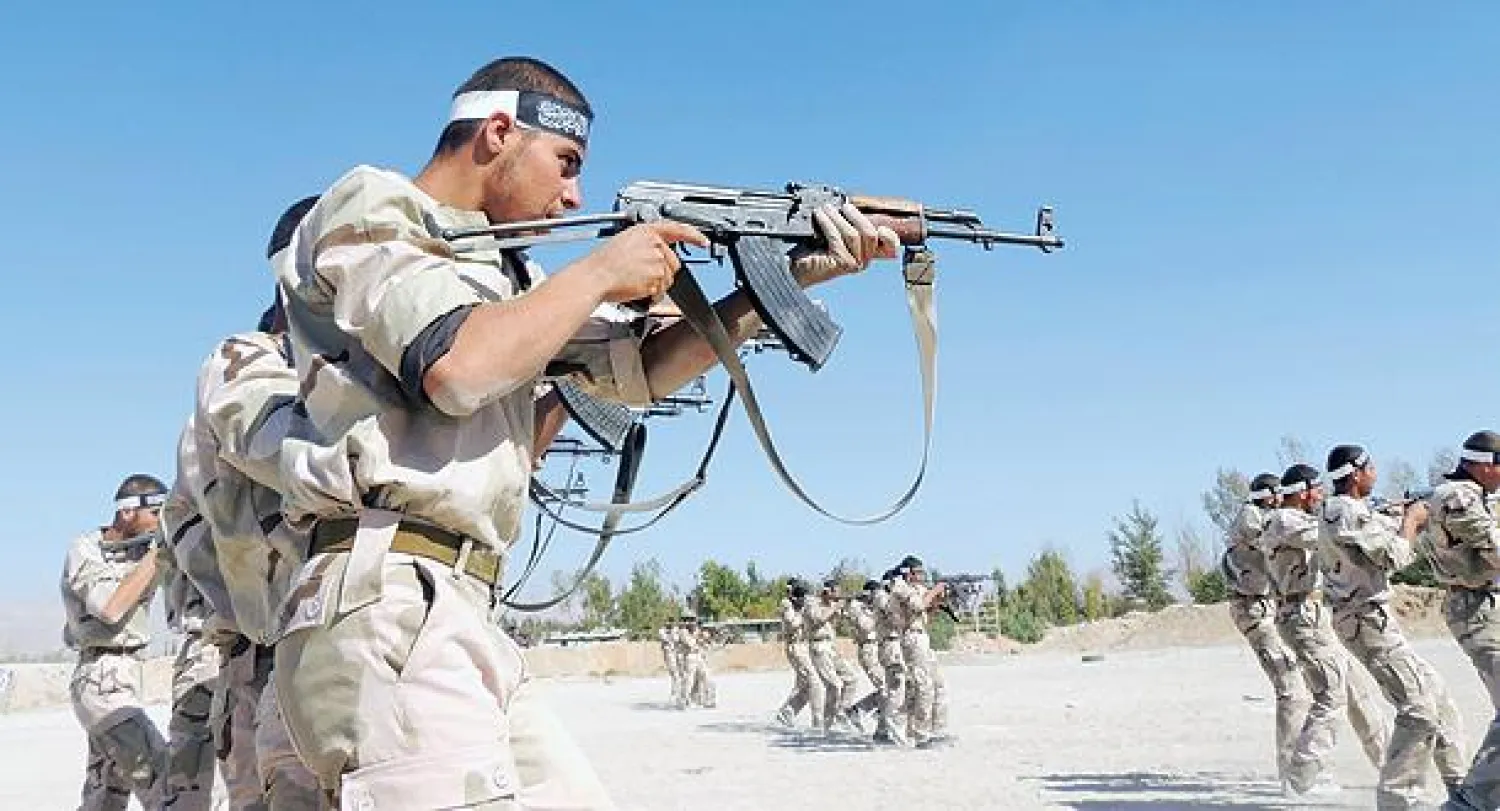 مجندون تابعون  للجيش السوري الحر المعارض خلال حفل تخريج اقيم لهم في معسكر تدريب في الغوطة الشرقية قرب دمشق أمس (رويترز)