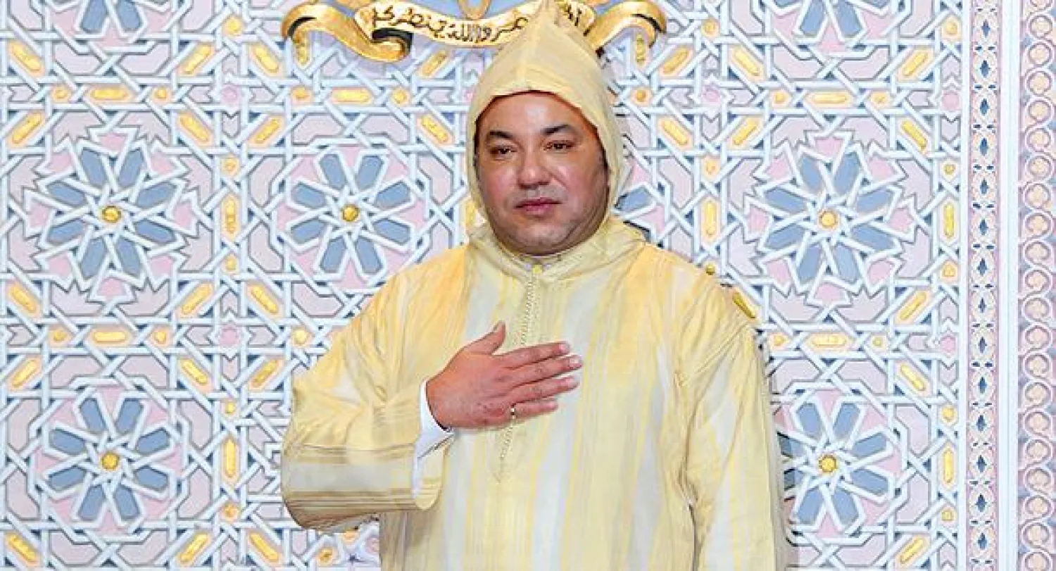 العاهل المغربي الملك محمد السادس يحيي نواب الامة قبل القائه خطابه في البرلمان امس (ماب)