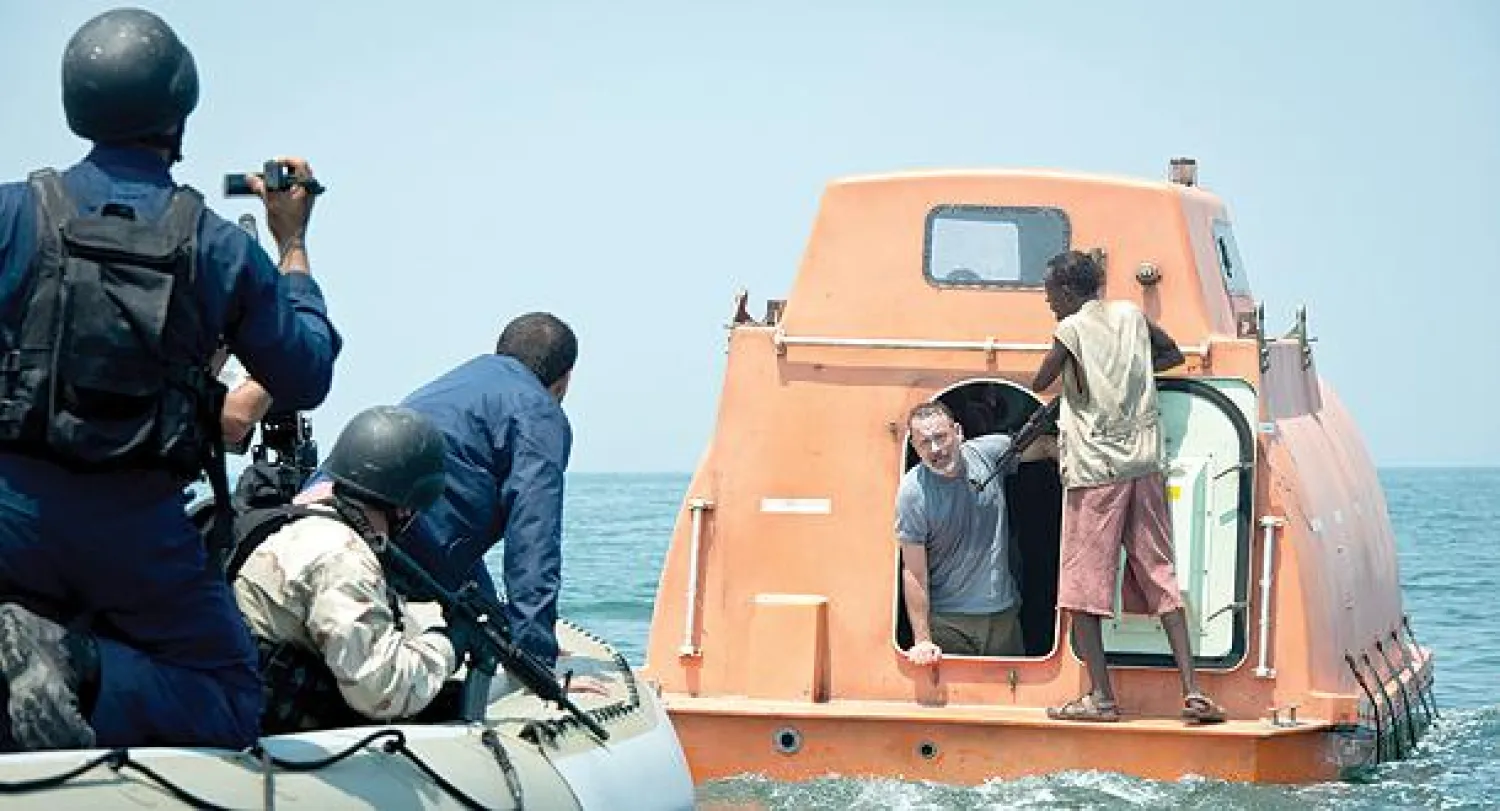 توم هانكس خلال اختطافه من قبل مجموعة من القراصنة (أ.ب)