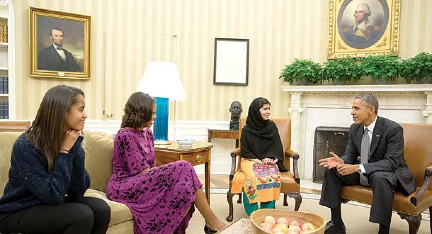 حلت ملالا أمس ضيفة على البيت الأبيض وعائلة الرئيس أوباما..  وتظهر في الصورة مع الرئيس وزوجته ميشيل وابنتهما ماليا (أ.ف.ب)