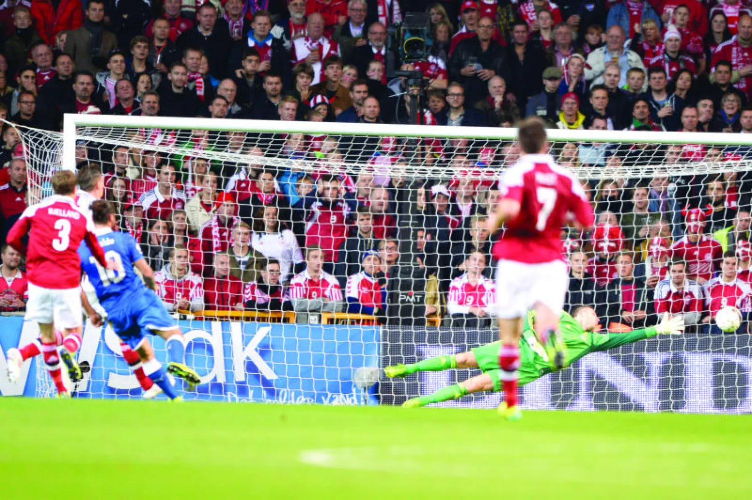 أكويلاني ينقذ إيطاليا من الخسارة ويحرم الدنمارك من عتبة الملحق