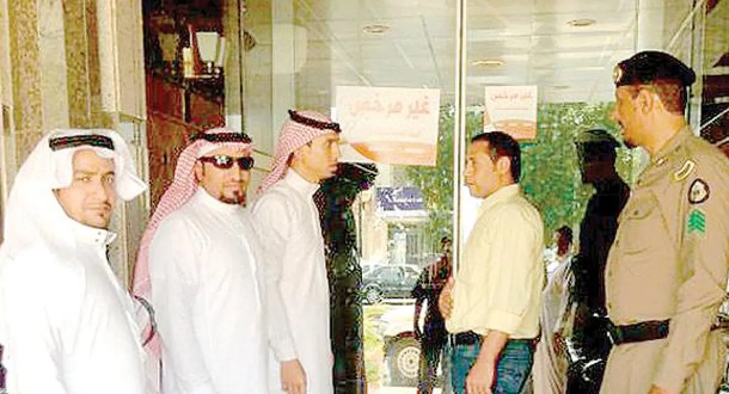 جانب من عمليات تحرير المخالفات لمنشأة سياحية أخفت الأسعار عن العملاء («الشرق الأوسط»)