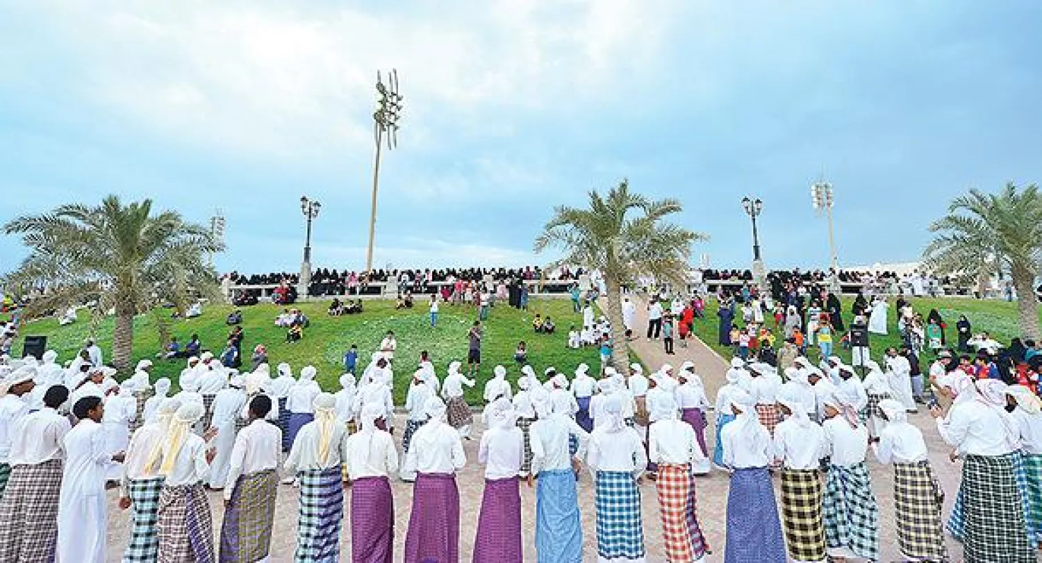 يتطلع الزوار إلى العروض الفلكلورية التي تنظمها الفرق الشعبية في مختلف المناطق السعودية («الشرق الأوسط»)